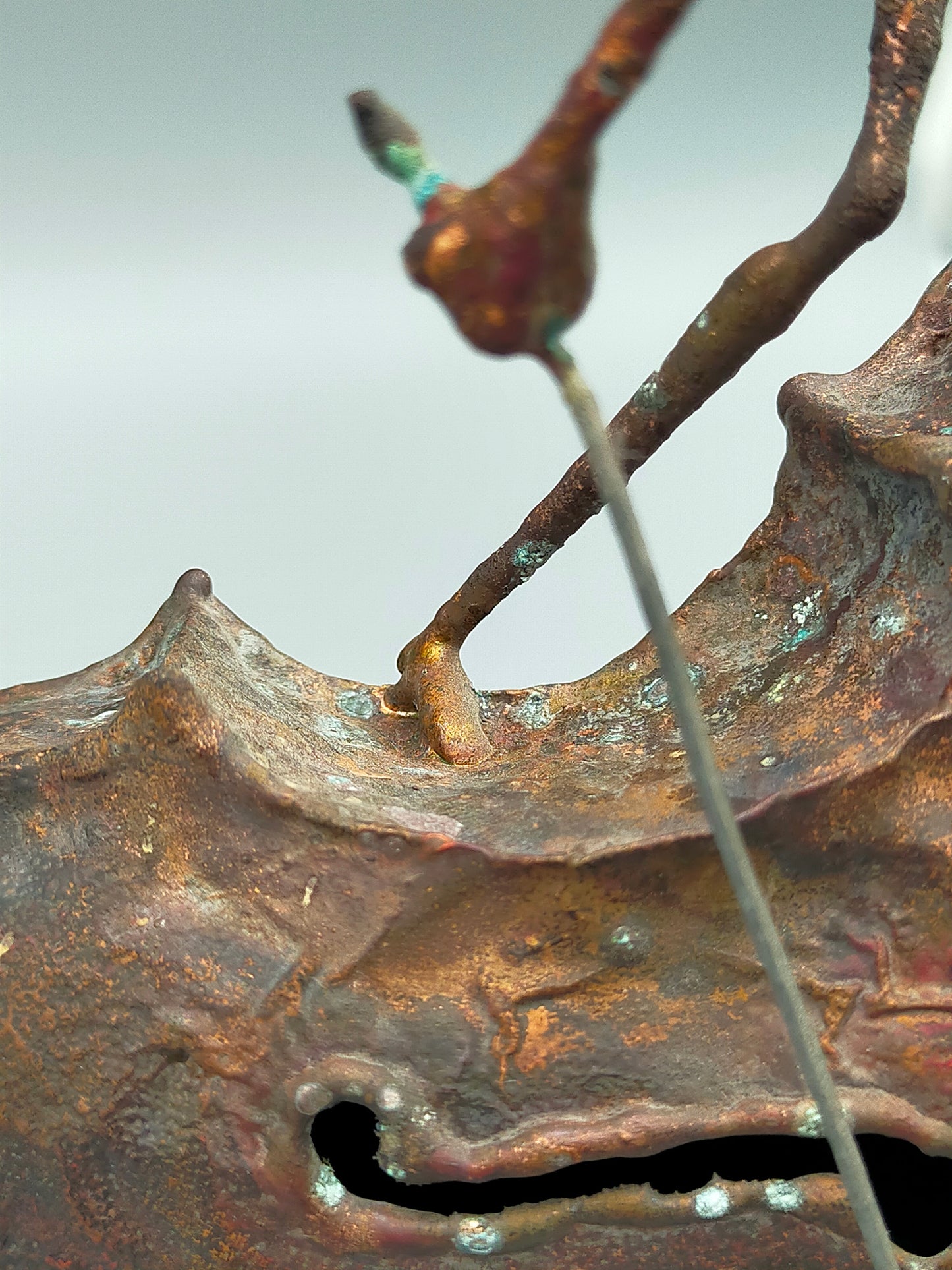 Rustikale Kupfer Skulptur – Expressiver Violoncellist auf Steinsockel