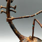 Rustikale Kupfer Skulptur – Expressiver Violoncellist auf Steinsockel