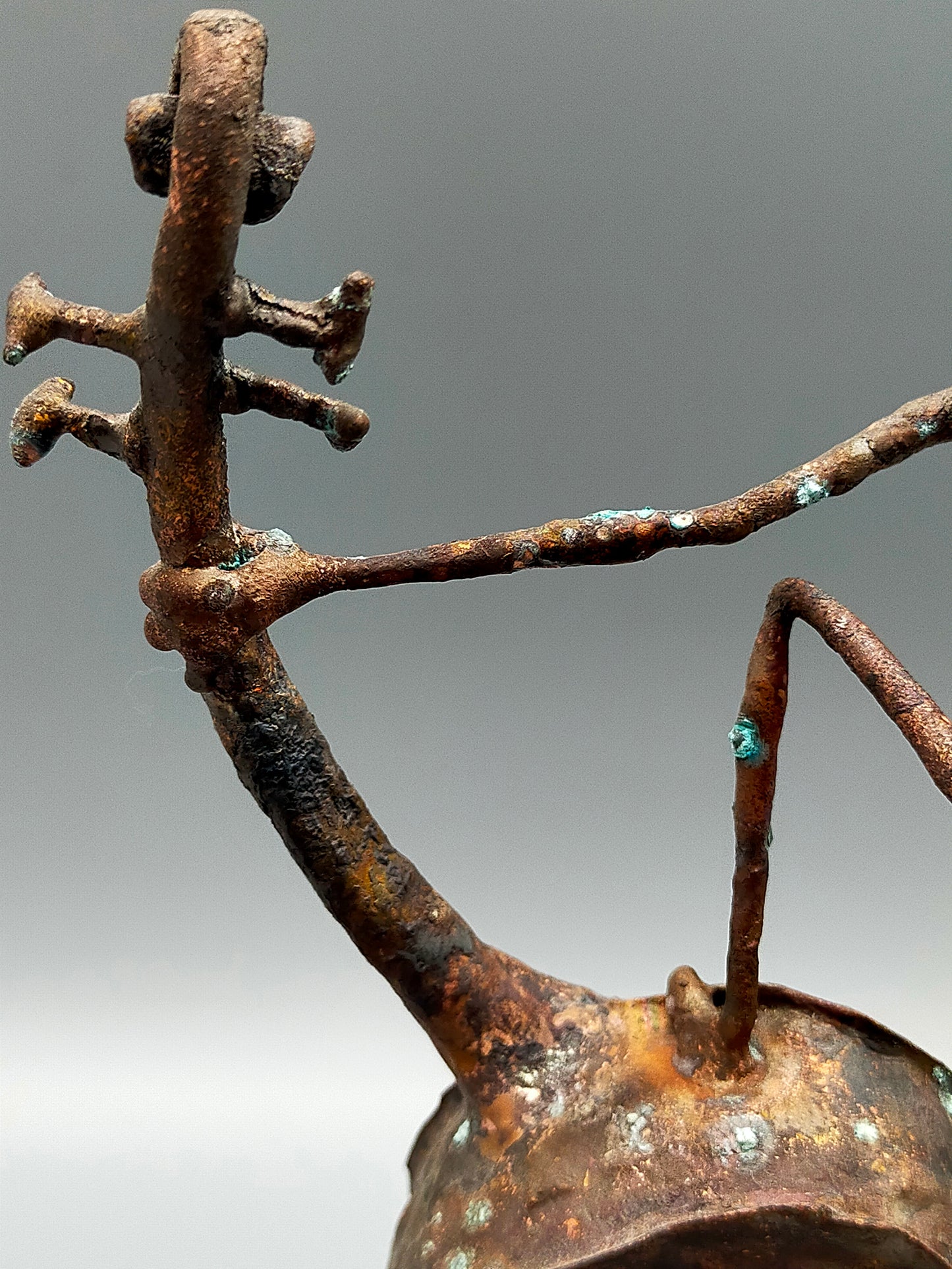 Rustikale Kupfer Skulptur – Expressiver Violoncellist auf Steinsockel