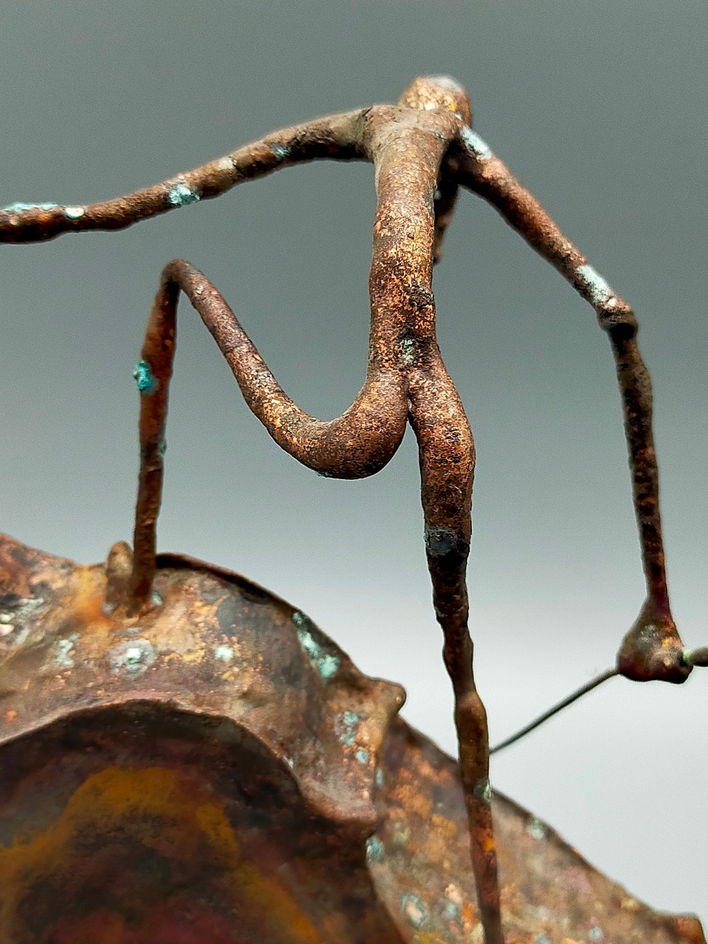 Rustikale Kupfer Skulptur – Expressiver Violoncellist auf Steinsockel
