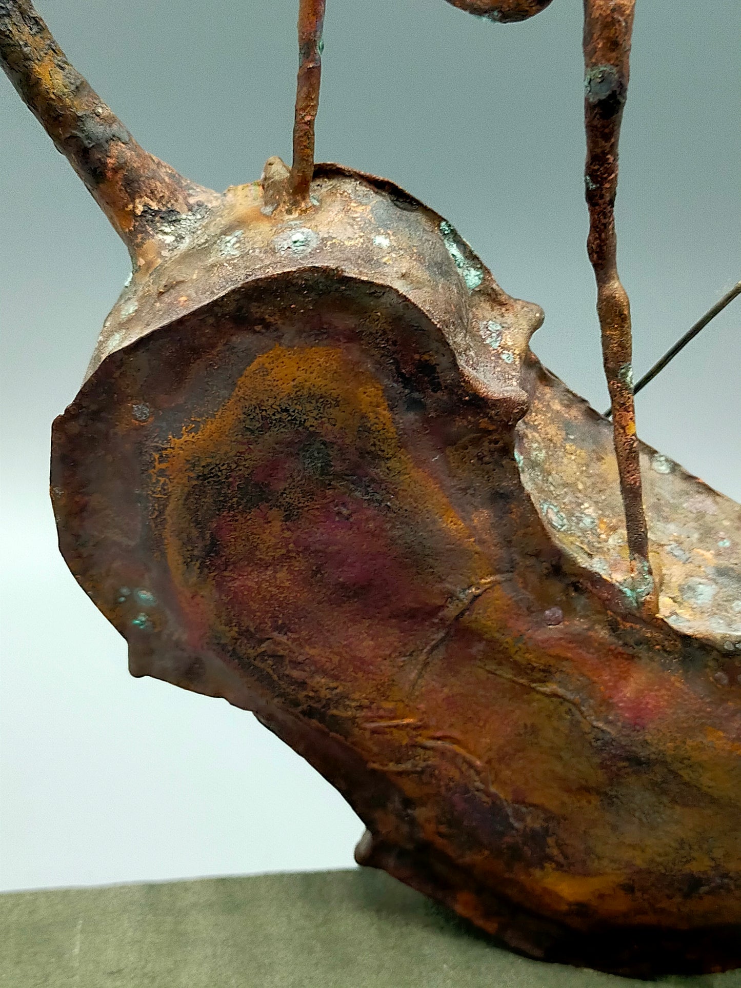 Rustikale Kupfer Skulptur – Expressiver Violoncellist auf Steinsockel