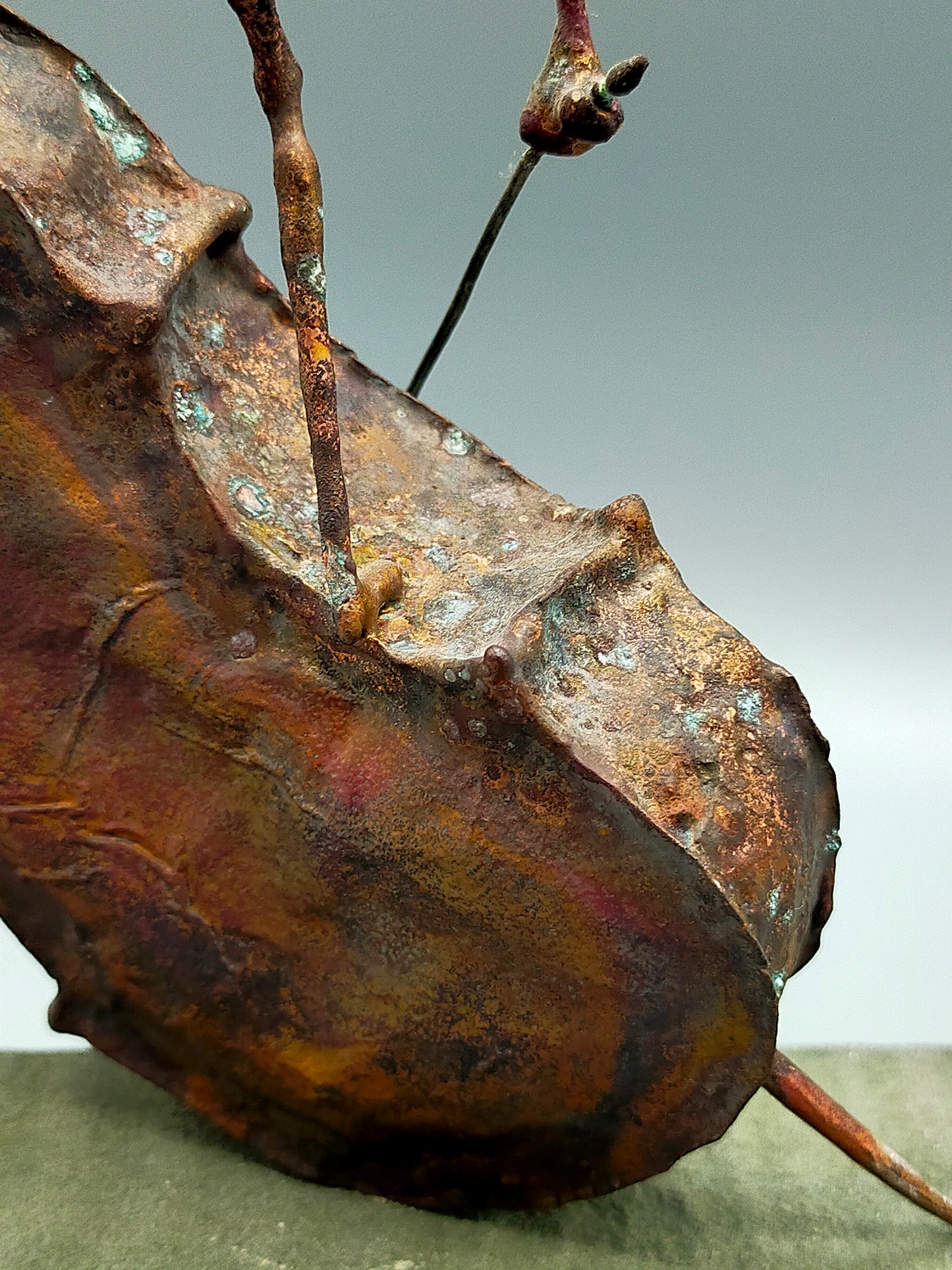 Rustikale Kupfer Skulptur – Expressiver Violoncellist auf Steinsockel