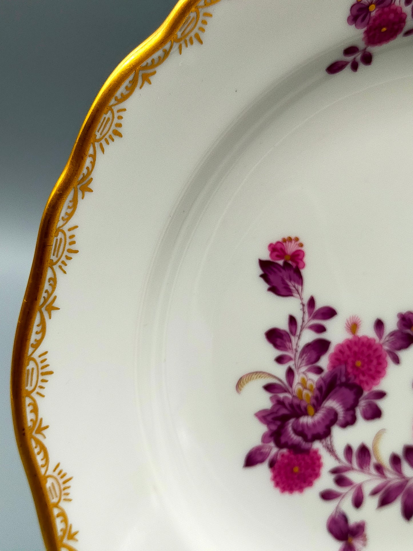 Meissen Purpur Rose Reich – 3er Set Prunk Teller mit Goldrand