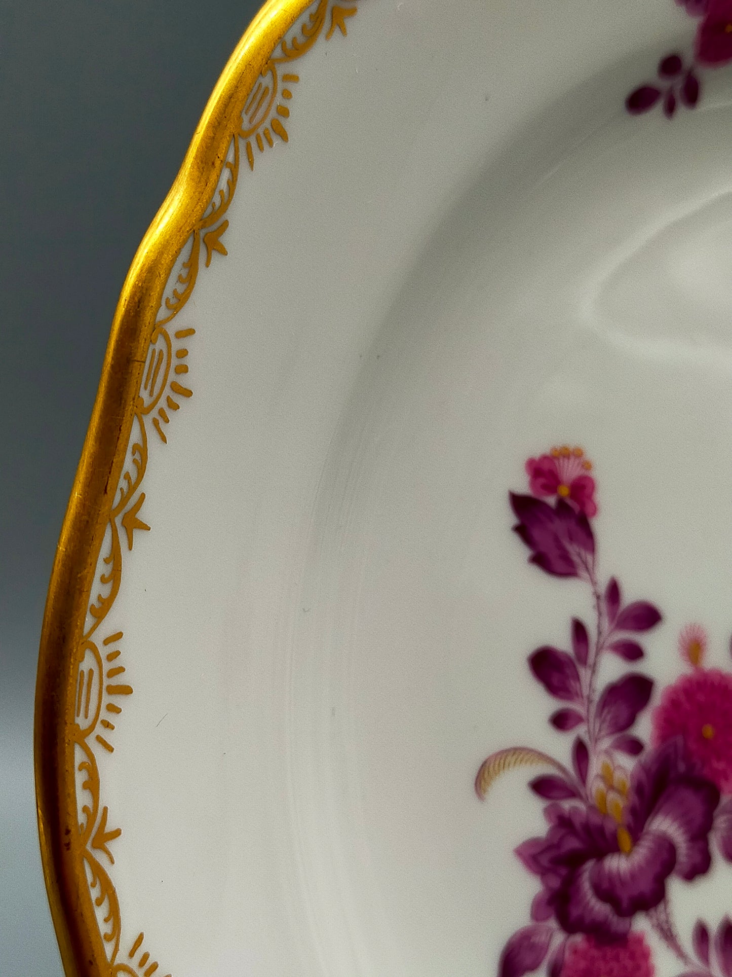 Meissen Purpur Rose Reich – 3er Set Prunk Teller mit Goldrand