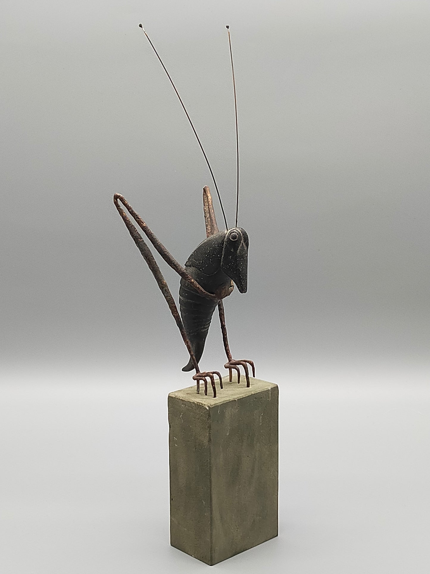 Moderne Heuschrecken Skulptur aus Metall - Kupfer Künstler AR
