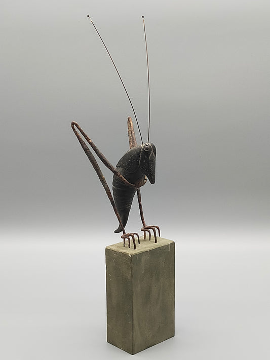 Moderne Heuschrecken Skulptur aus Metall - Kupfer Künstler AR