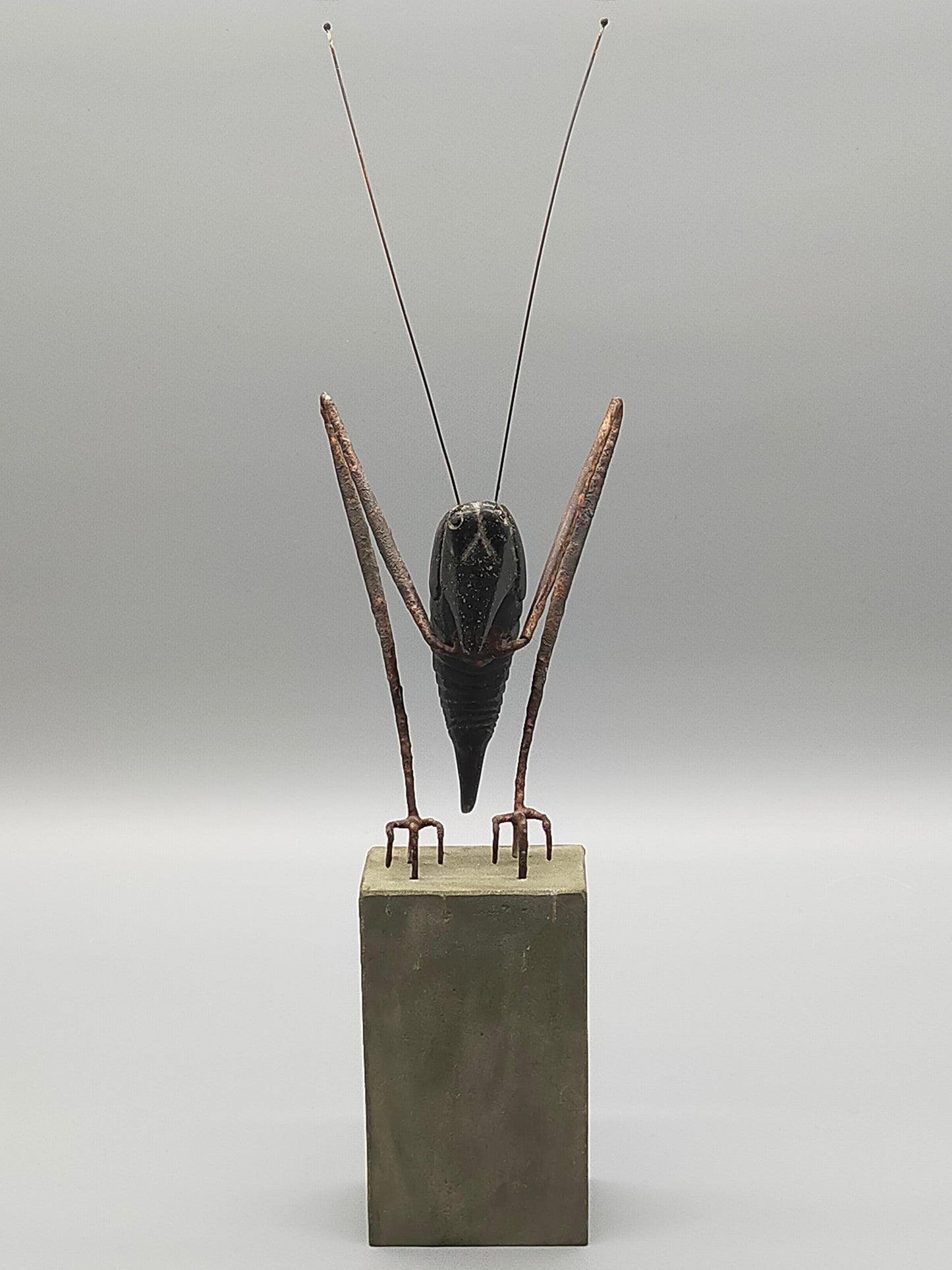 Moderne Heuschrecken Skulptur aus Metall - Kupfer Künstler AR