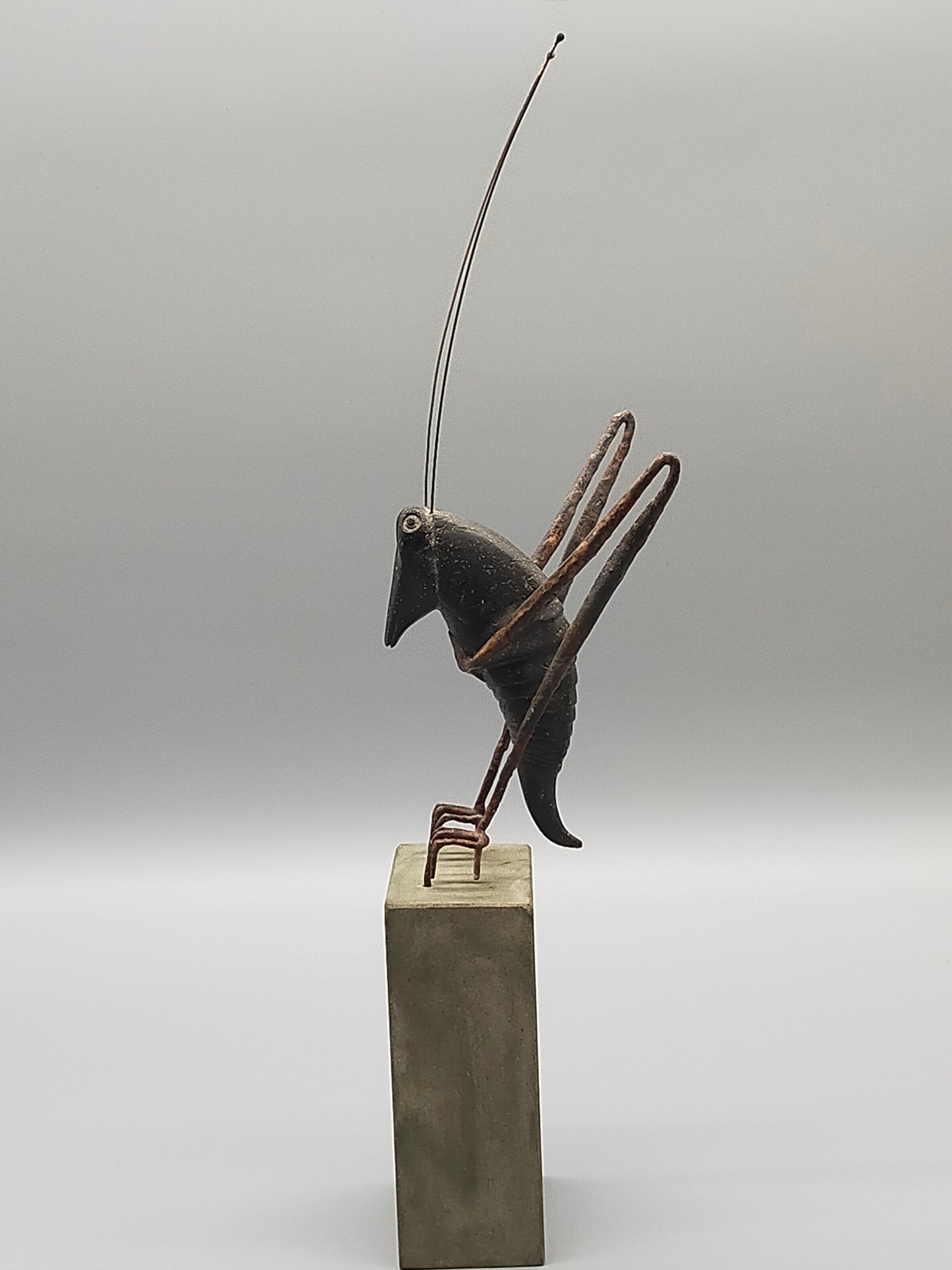 Moderne Heuschrecken Skulptur aus Metall - Kupfer Künstler AR