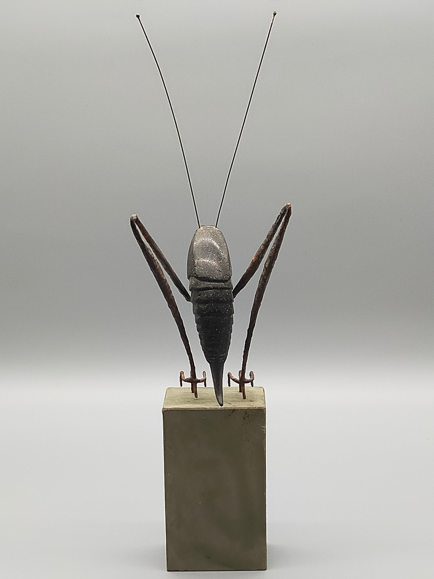 Moderne Heuschrecken Skulptur aus Metall - Kupfer Künstler AR
