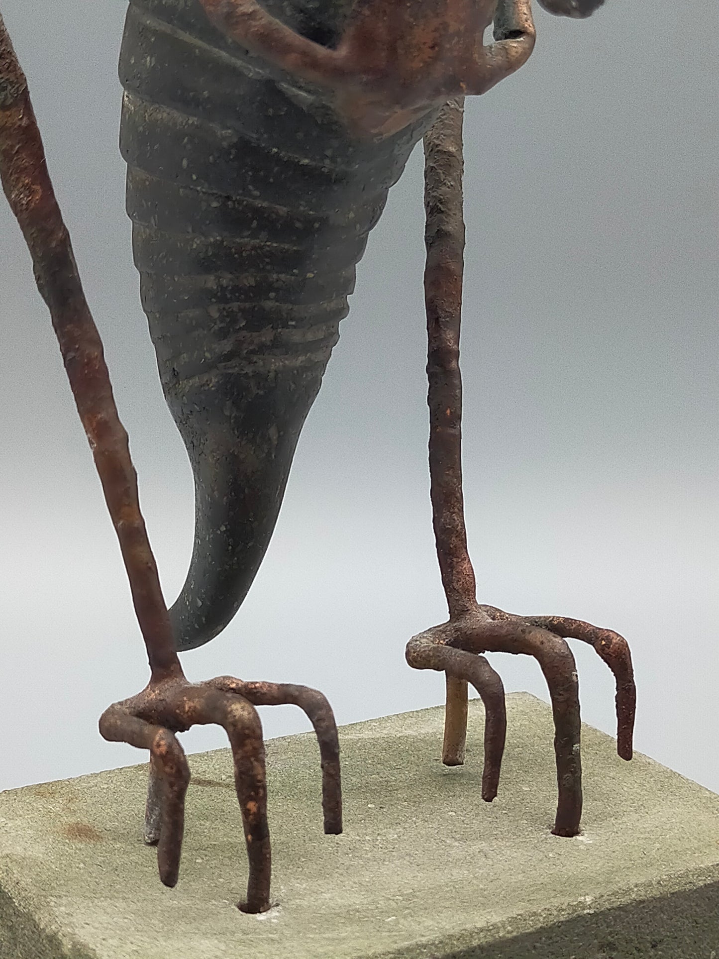 Moderne Heuschrecken Skulptur aus Metall - Kupfer Künstler AR