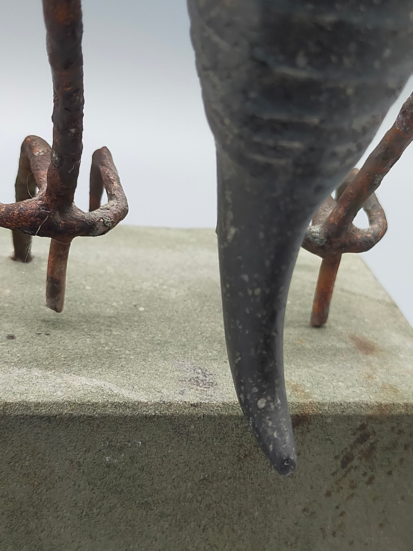 Moderne Heuschrecken Skulptur aus Metall - Kupfer Künstler AR