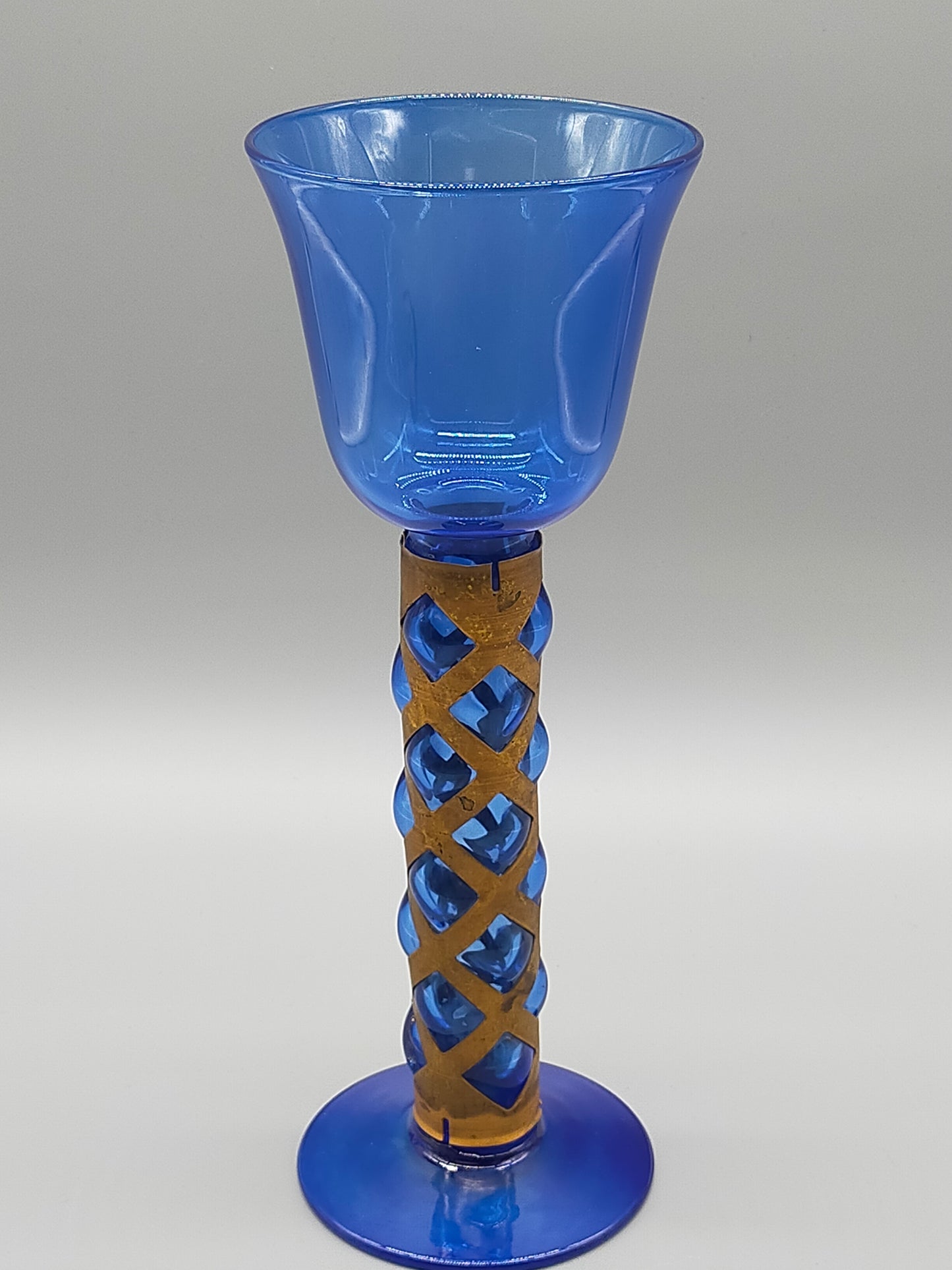 Blauer Glas Kelch mit Messing Spirale Kunstvoller Pokal
