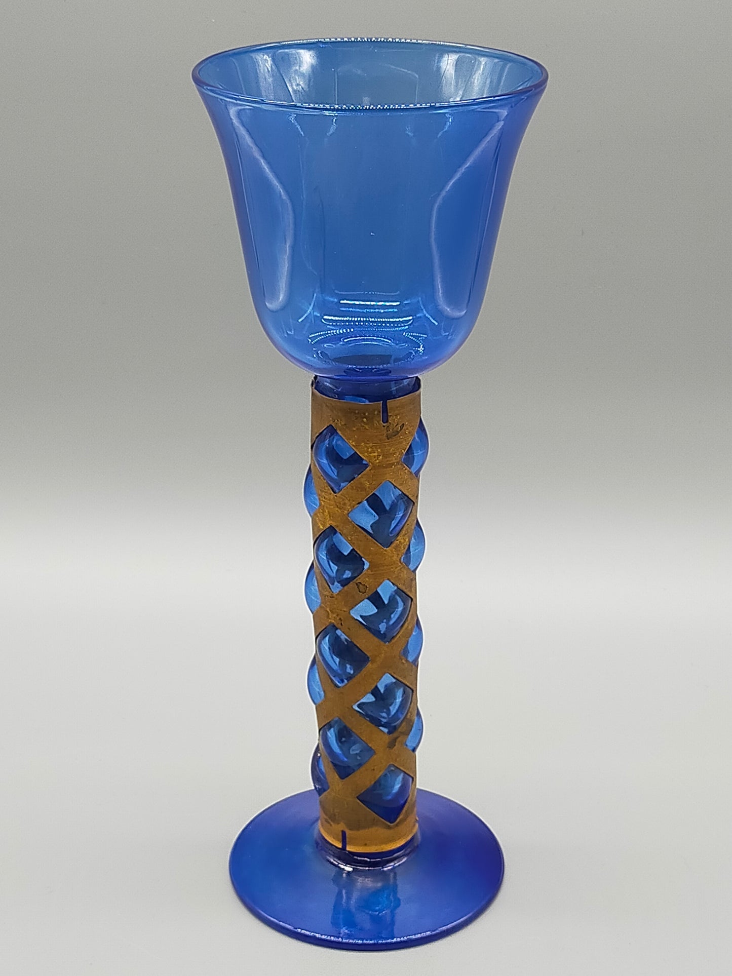 Blauer Glas Kelch mit Messing Spirale Kunstvoller Pokal