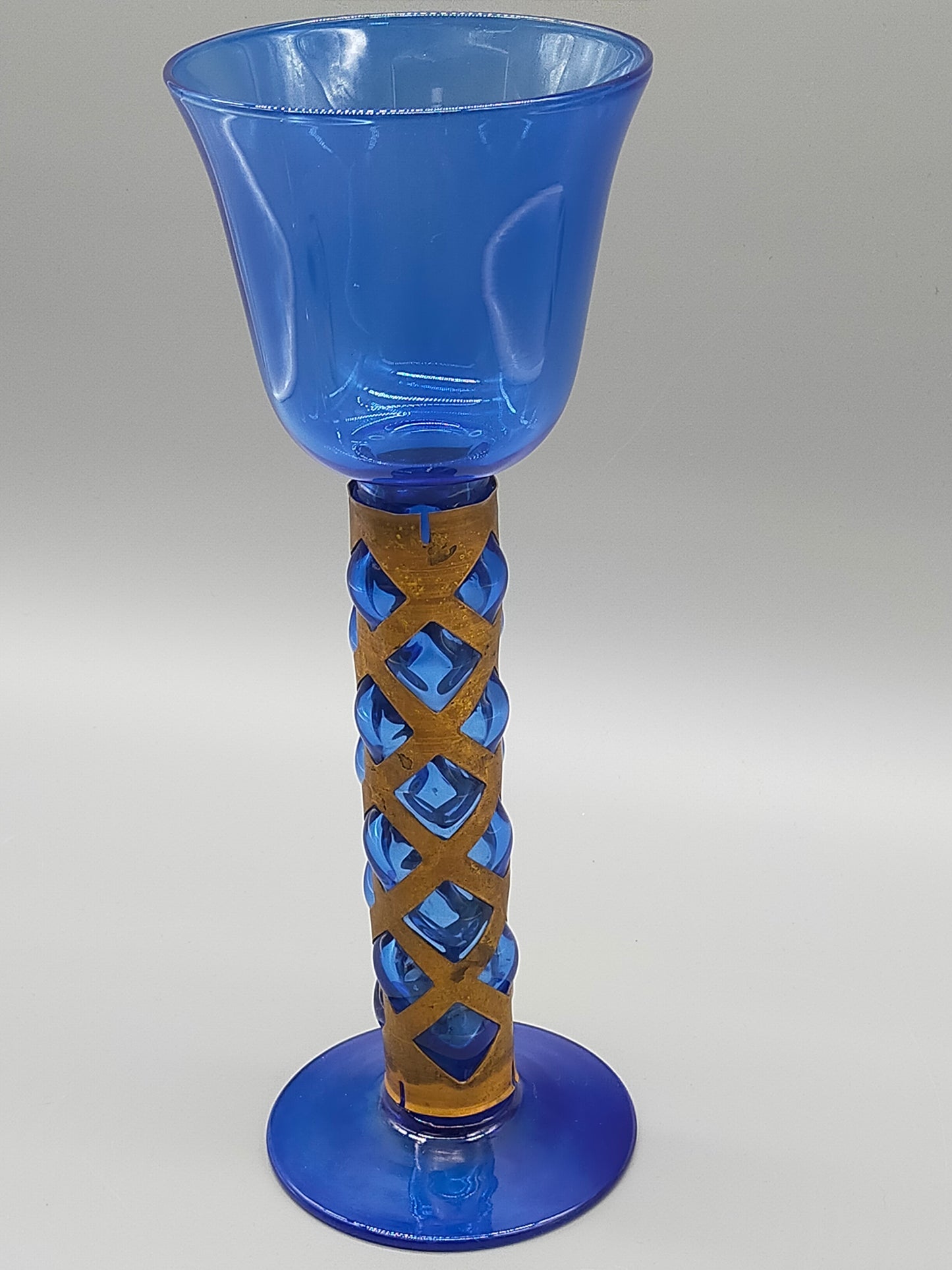 Blauer Glas Kelch mit Messing Spirale Kunstvoller Pokal