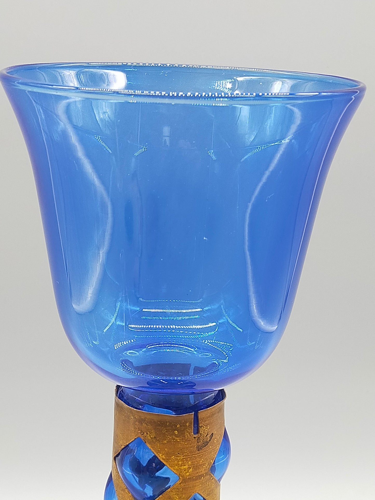 Blauer Glas Kelch mit Messing Spirale Kunstvoller Pokal