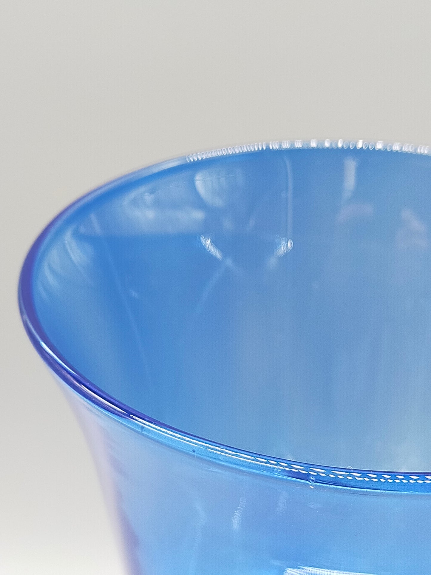 Blauer Glas Kelch mit Messing Spirale Kunstvoller Pokal