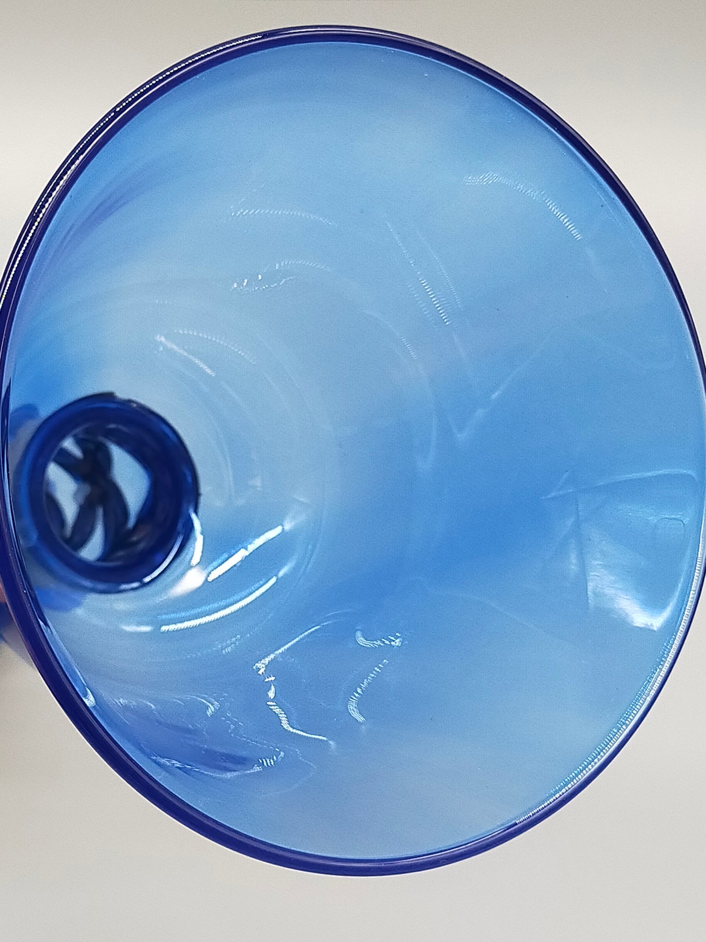 Blauer Glas Kelch mit Messing Spirale Kunstvoller Pokal