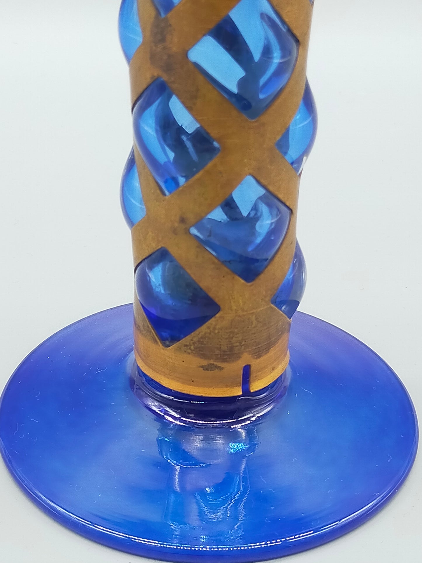 Blauer Glas Kelch mit Messing Spirale Kunstvoller Pokal