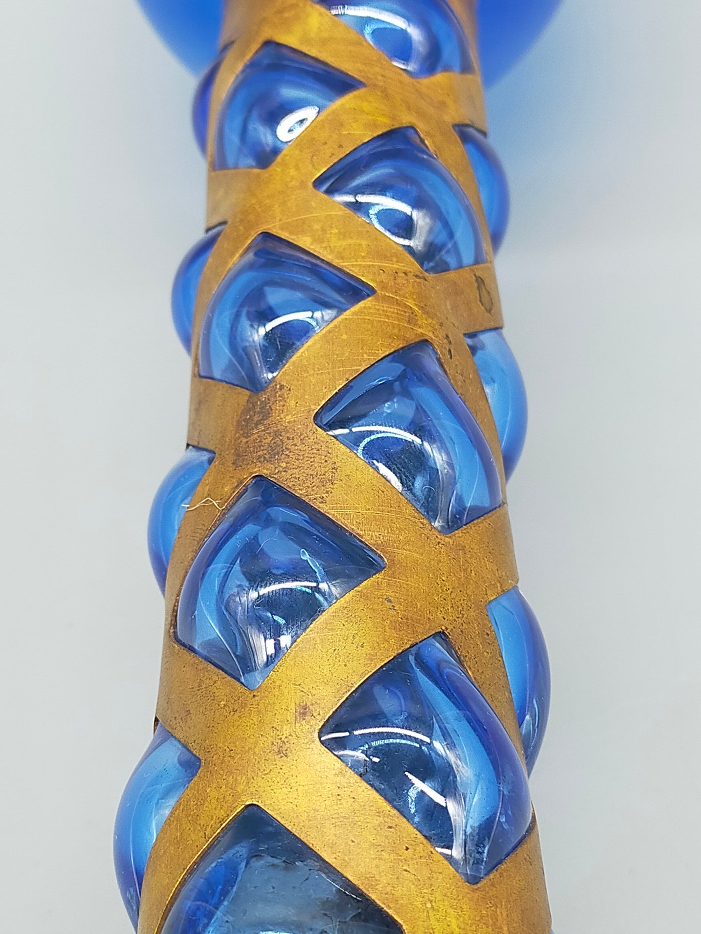 Blauer Glas Kelch mit Messing Spirale Kunstvoller Pokal