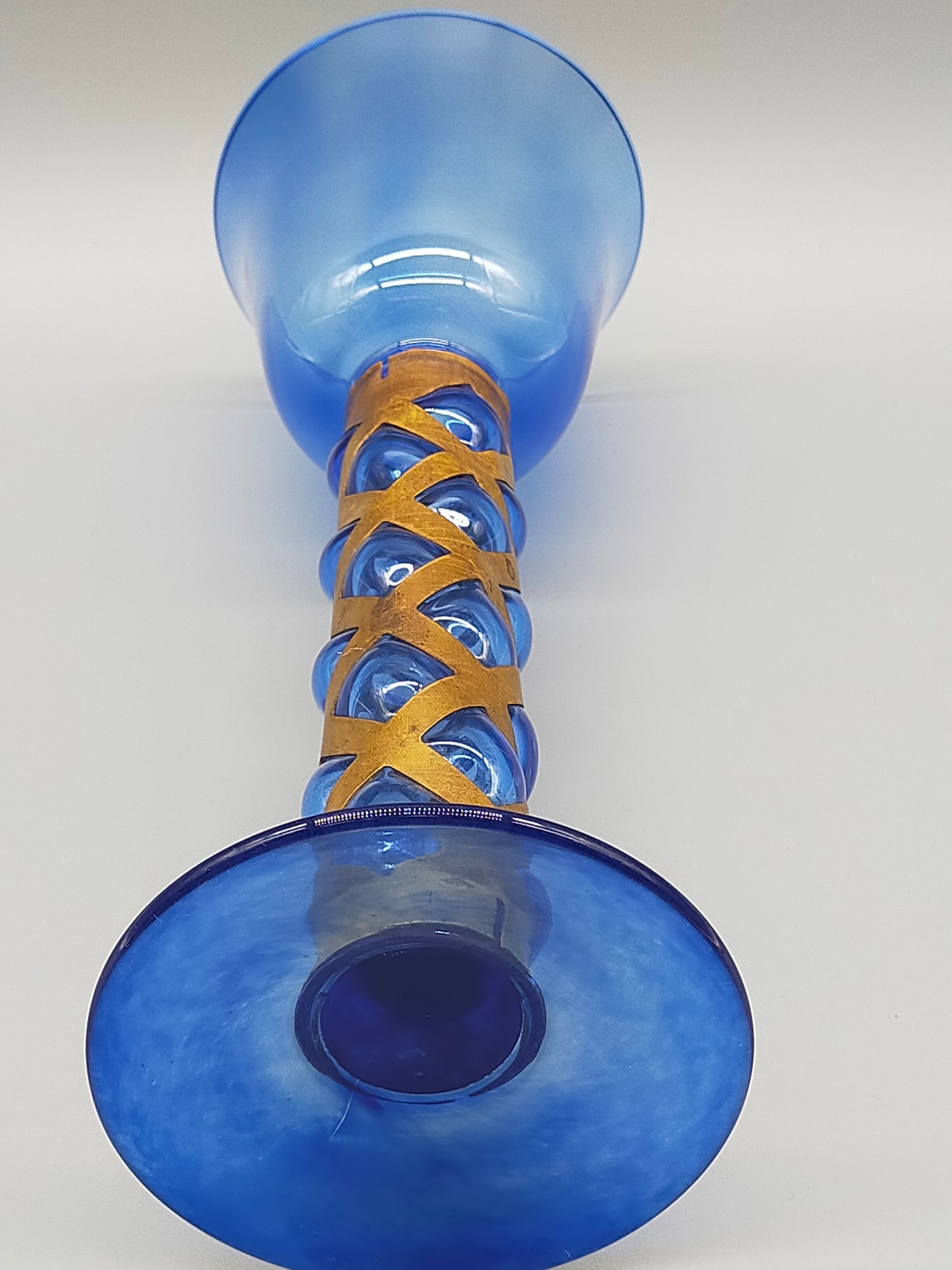 Blauer Glas Kelch mit Messing Spirale Kunstvoller Pokal