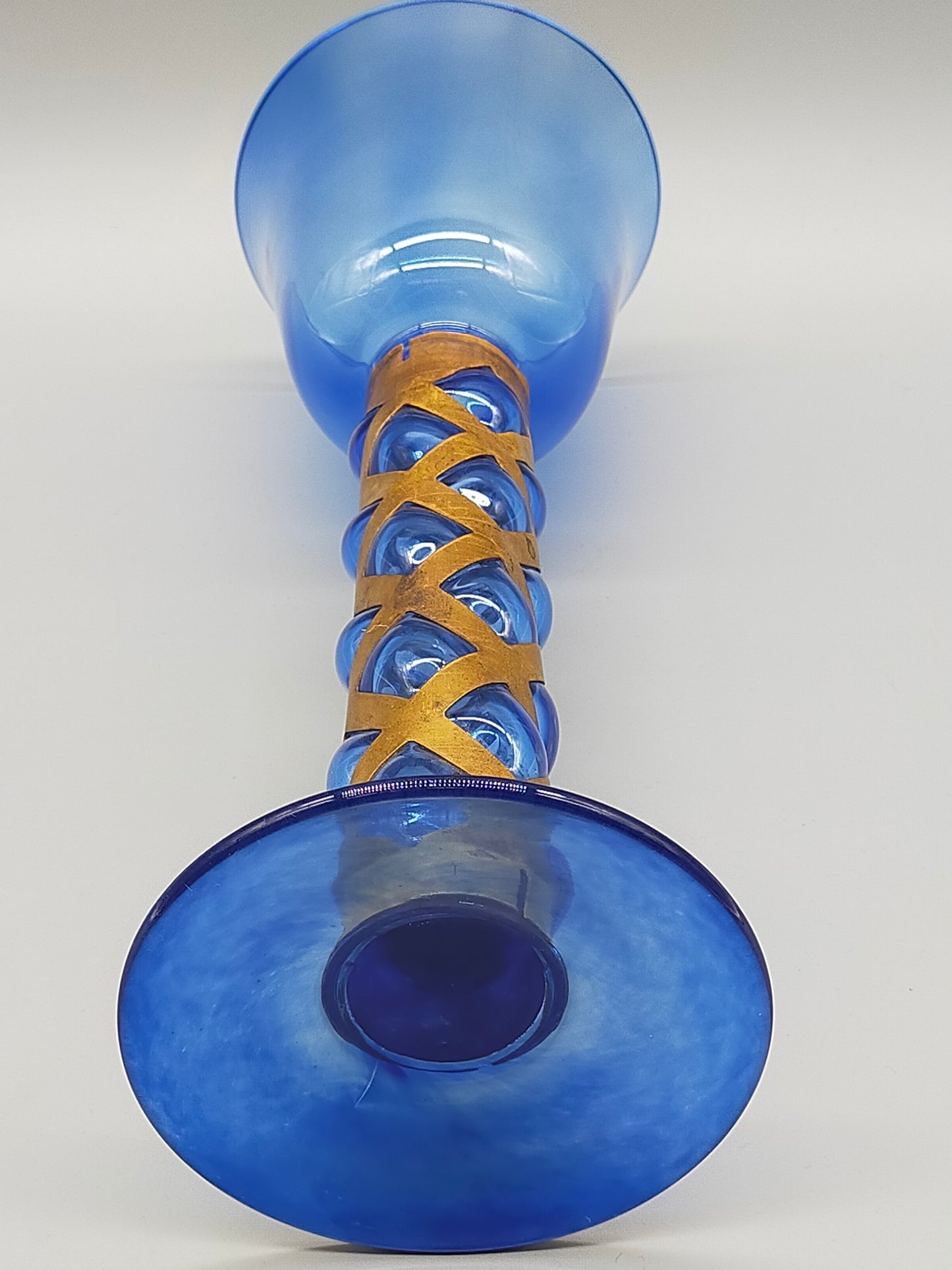 Blauer Glas Kelch mit Messing Spirale Kunstvoller Pokal