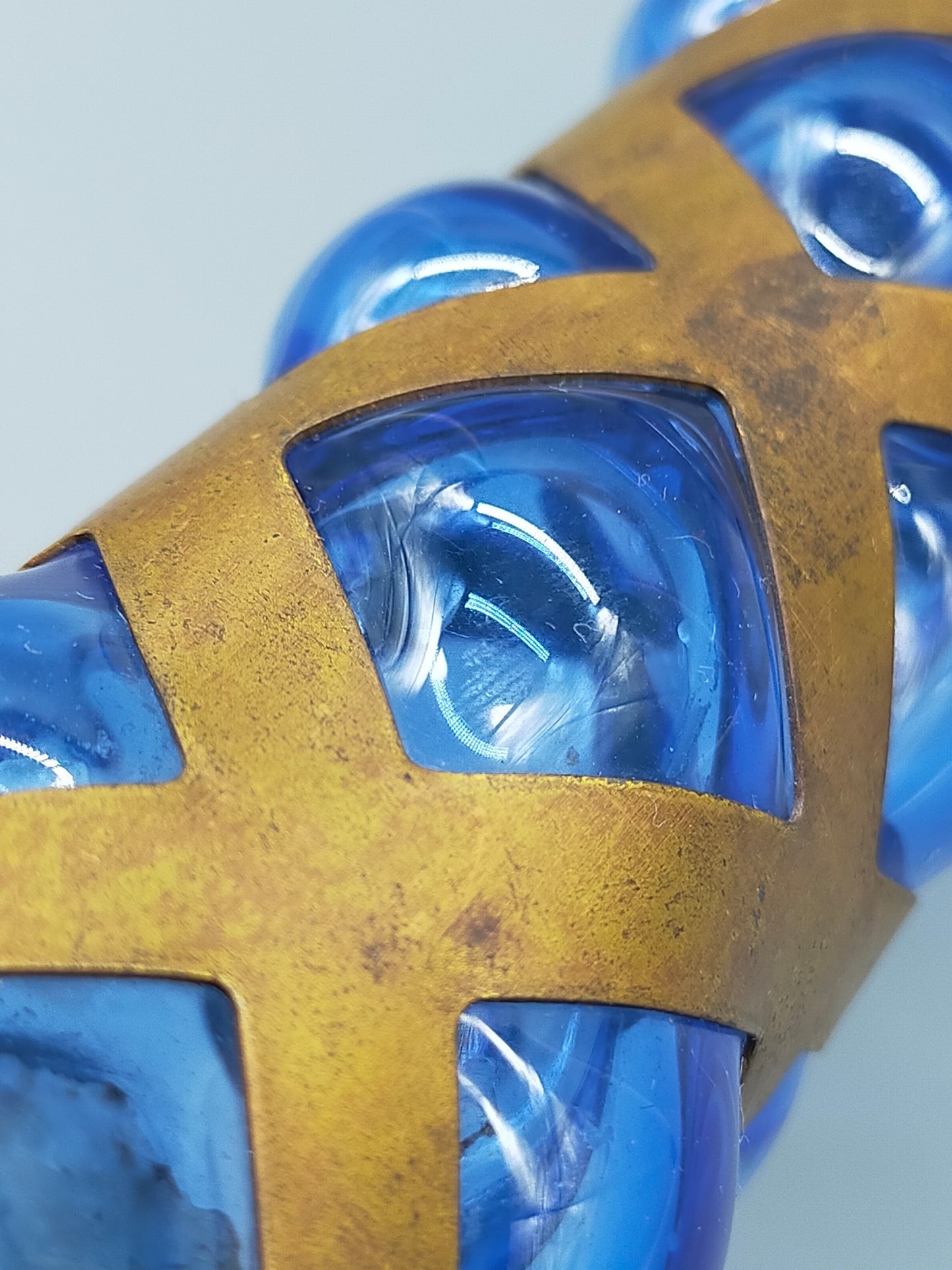 Blauer Glas Kelch mit Messing Spirale Kunstvoller Pokal