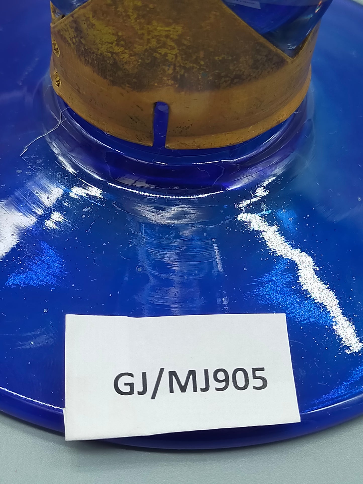 Blauer Glas Kelch mit Messing Spirale Kunstvoller Pokal