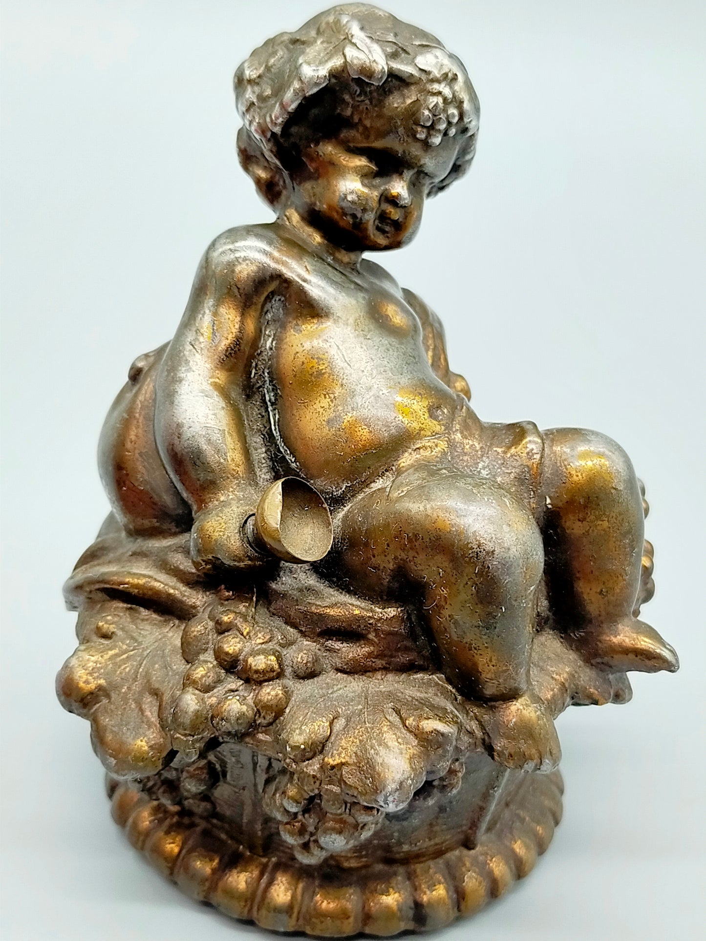 Antike Putto Bronze Figur mit Trauben im Barock Stil