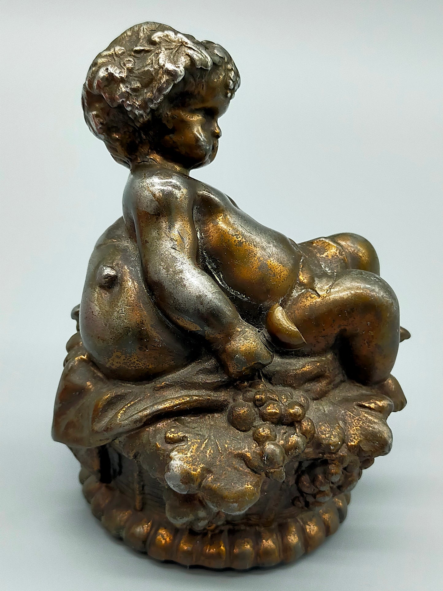 Antike Putto Bronze Figur mit Trauben im Barock Stil
