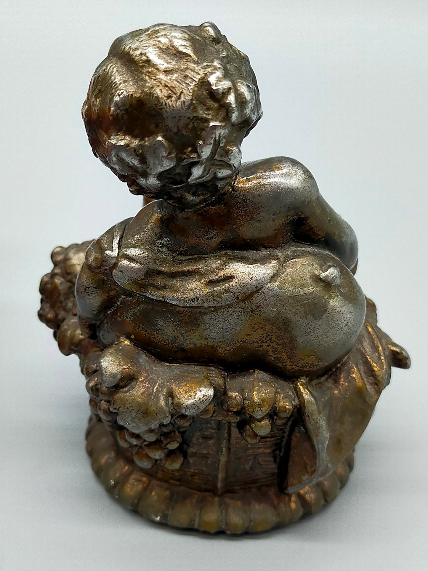 Antike Putto Bronze Figur mit Trauben im Barock Stil