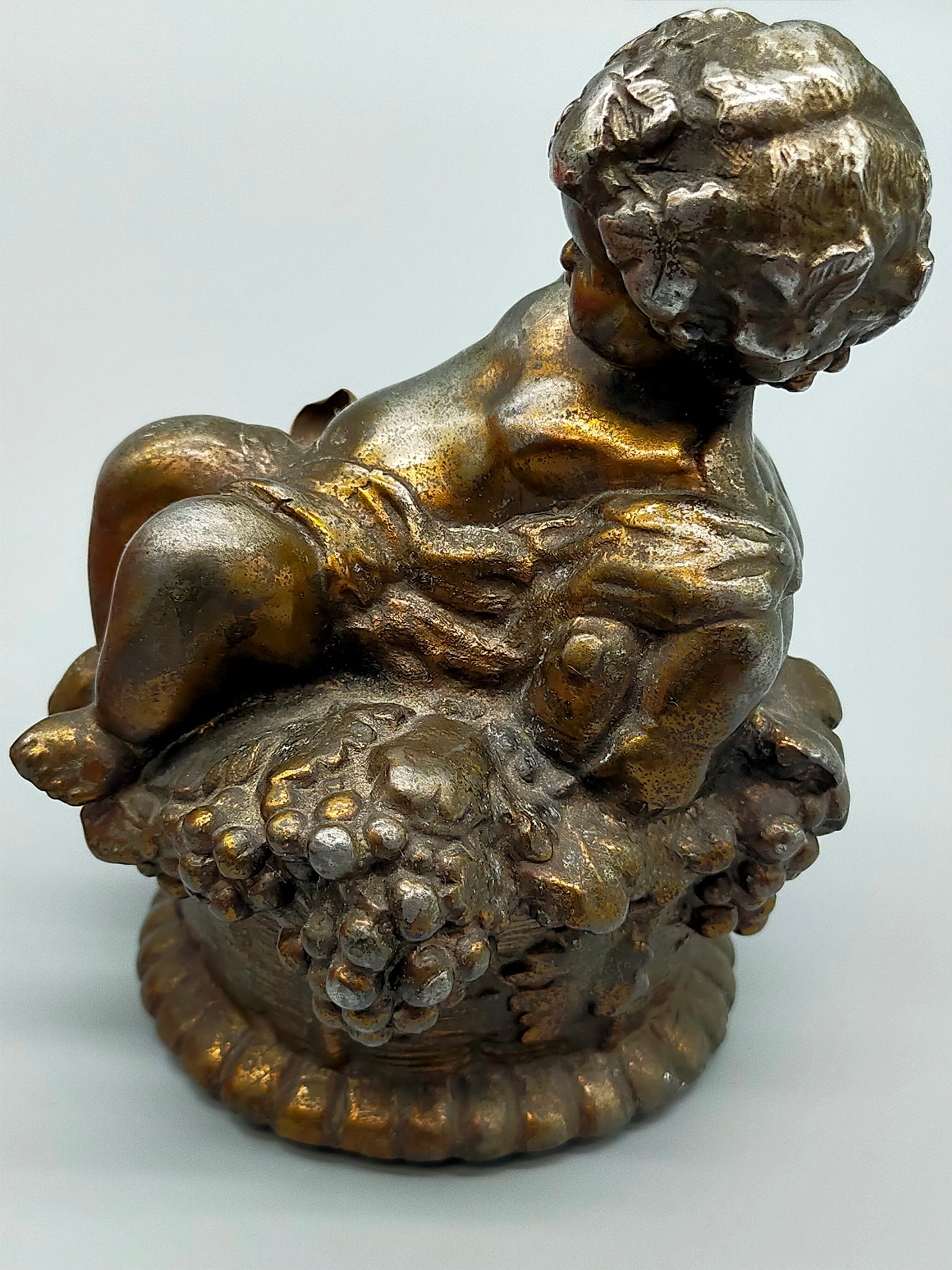 Antike Putto Bronze Figur mit Trauben im Barock Stil