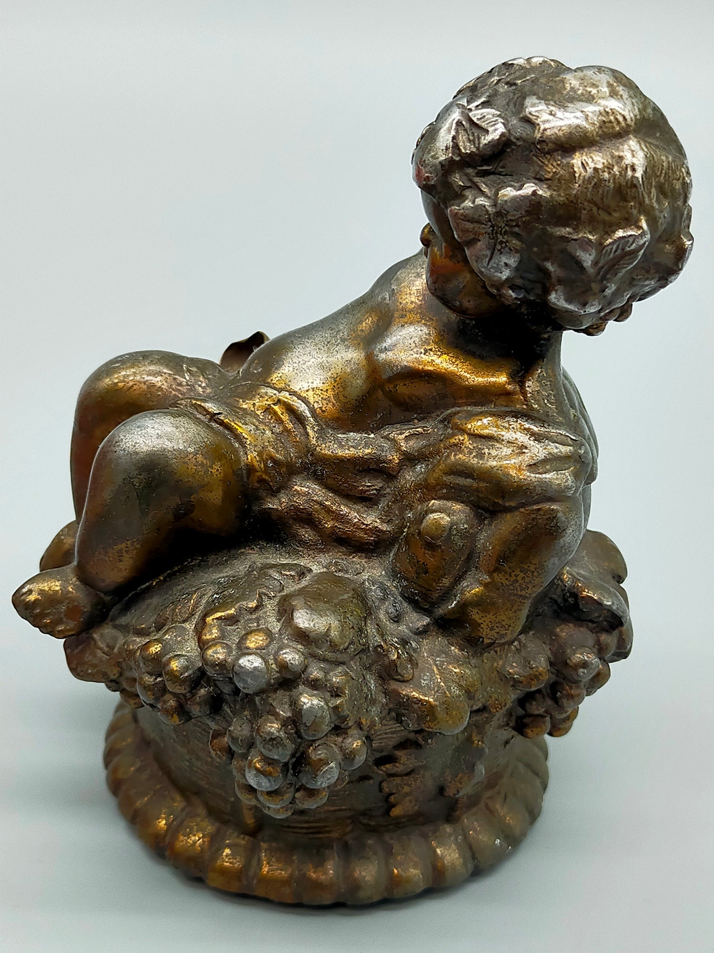 Antike Putto Bronze Figur mit Trauben im Barock Stil