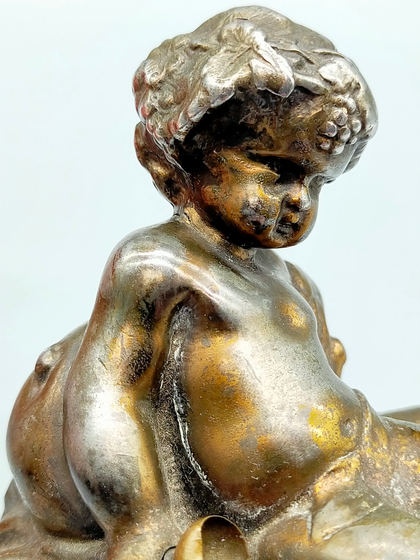 Antike Putto Bronze Figur mit Trauben im Barock Stil