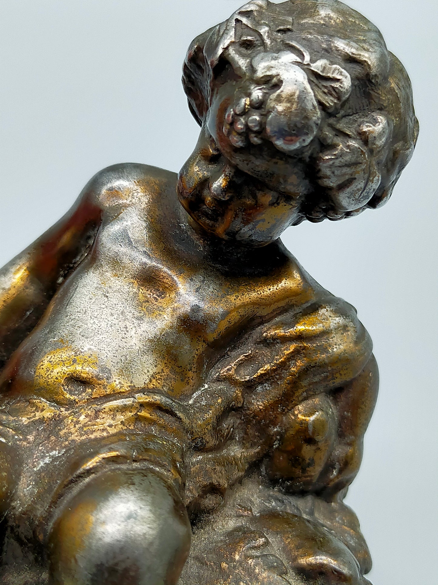 Antike Putto Bronze Figur mit Trauben im Barock Stil