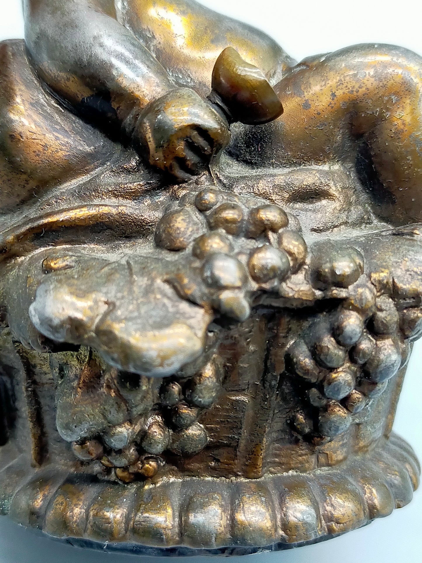 Antike Putto Bronze Figur mit Trauben im Barock Stil