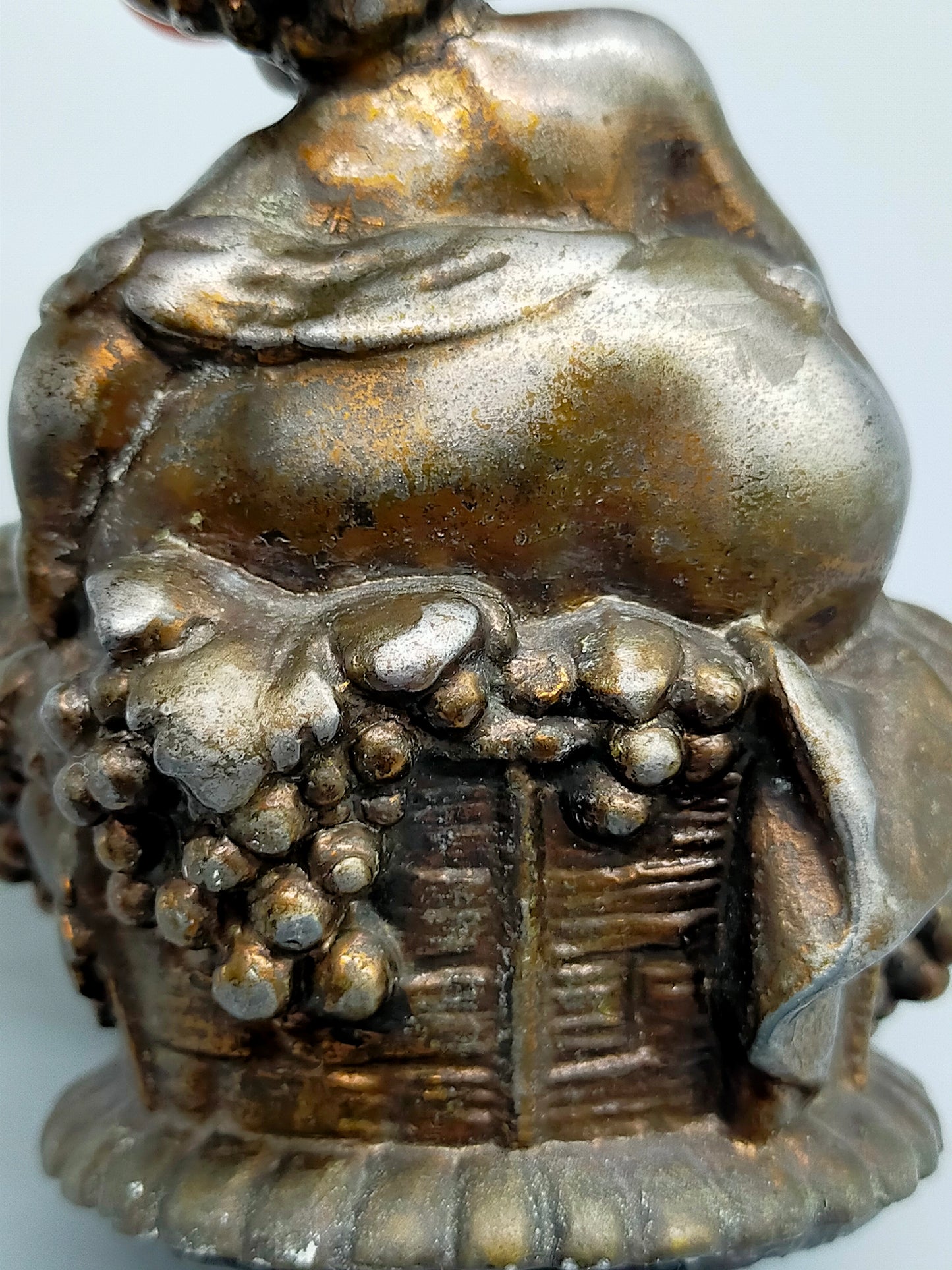 Antike Putto Bronze Figur mit Trauben im Barock Stil