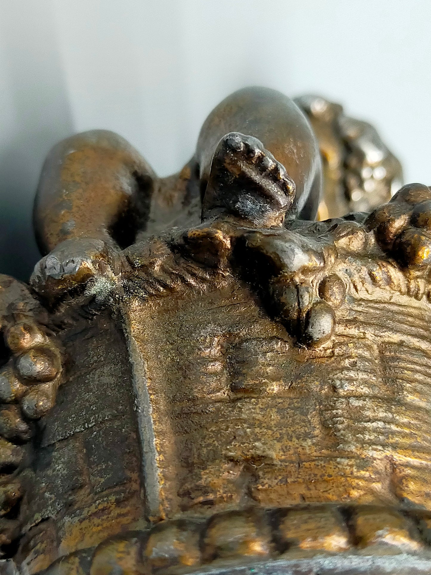 Antike Putto Bronze Figur mit Trauben im Barock Stil