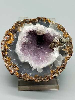 Eindrucksvolle Amethyst Geode Naturkristall mit Calcit-Einschluss
