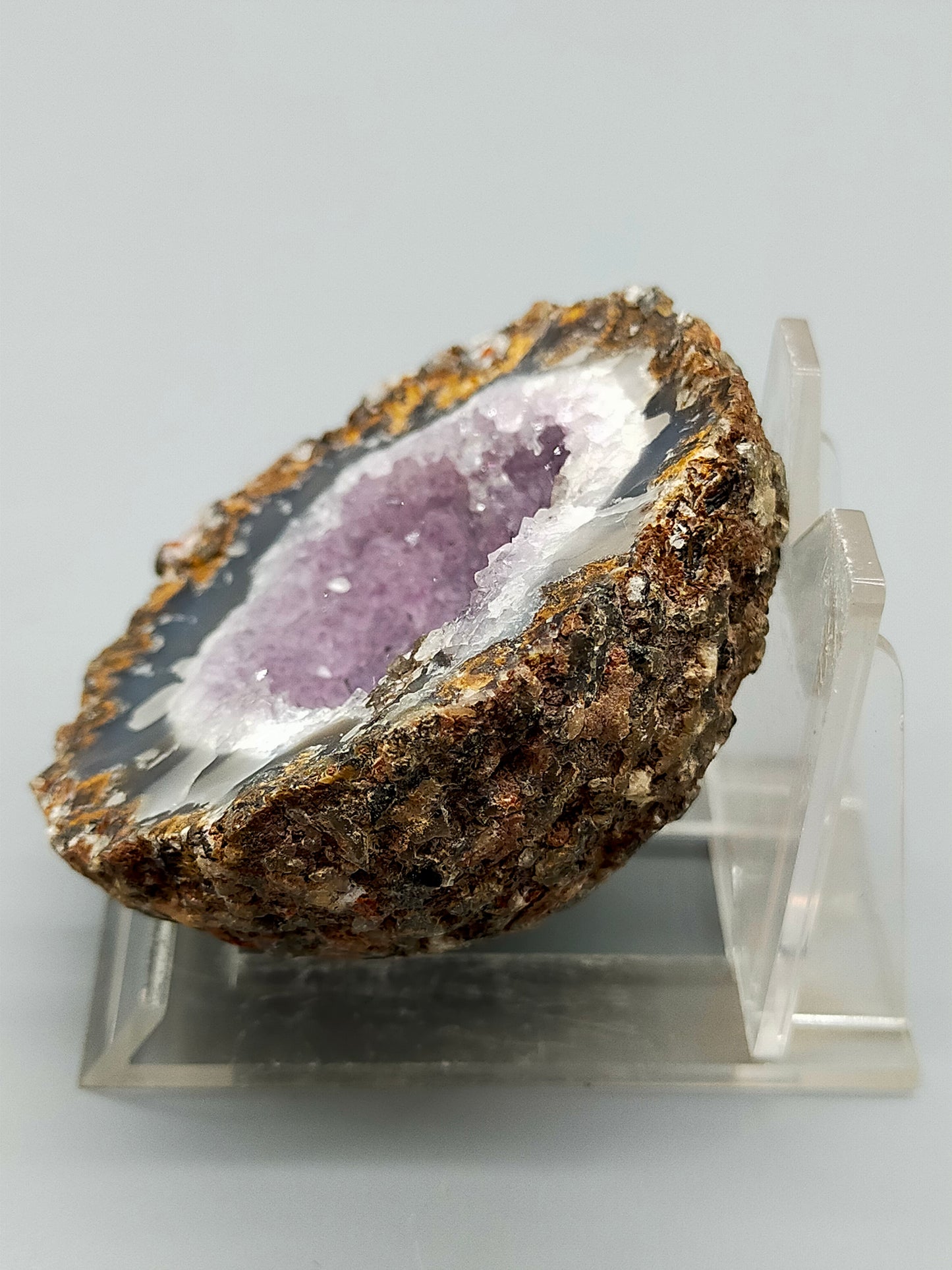 Eindrucksvolle Amethyst Geode Naturkristall mit Calcit-Einschluss