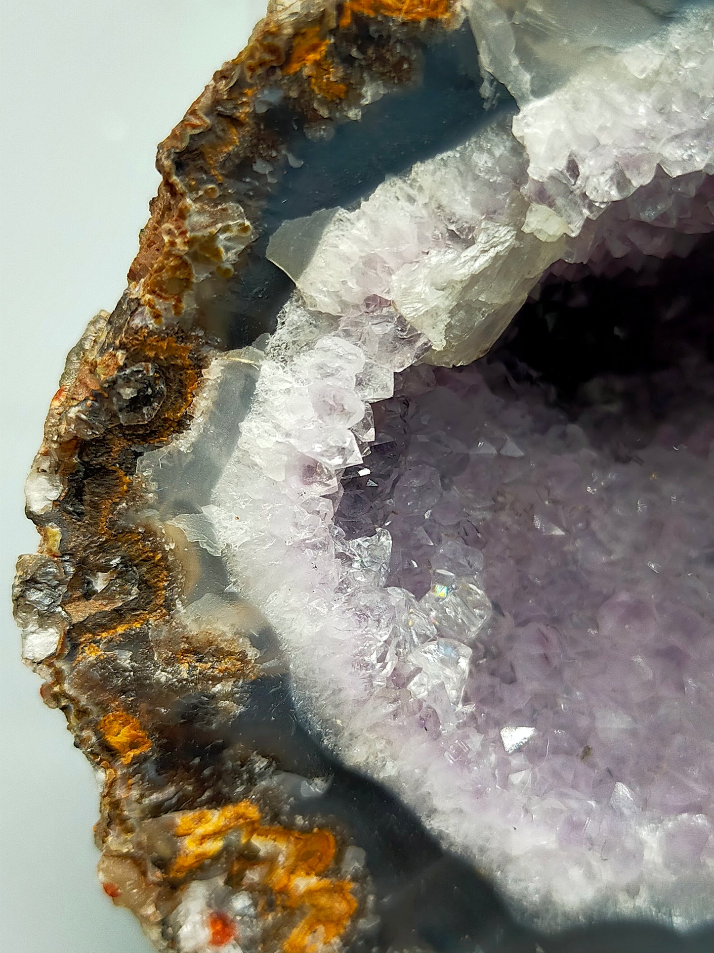 Eindrucksvolle Amethyst Geode Naturkristall mit Calcit-Einschluss