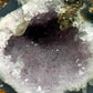 Eindrucksvolle Amethyst Geode Naturkristall mit Calcit-Einschluss