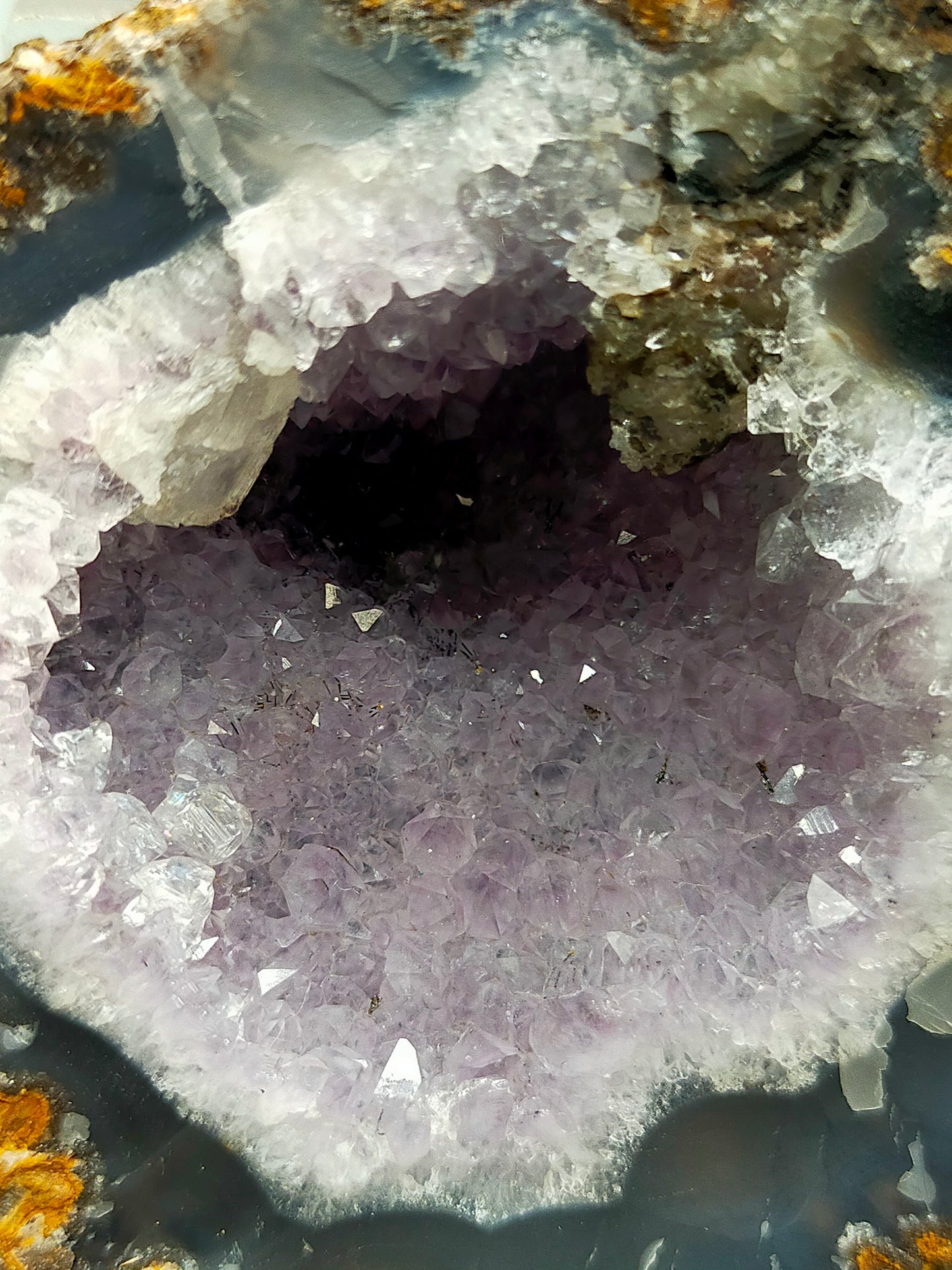 Eindrucksvolle Amethyst Geode Naturkristall mit Calcit-Einschluss