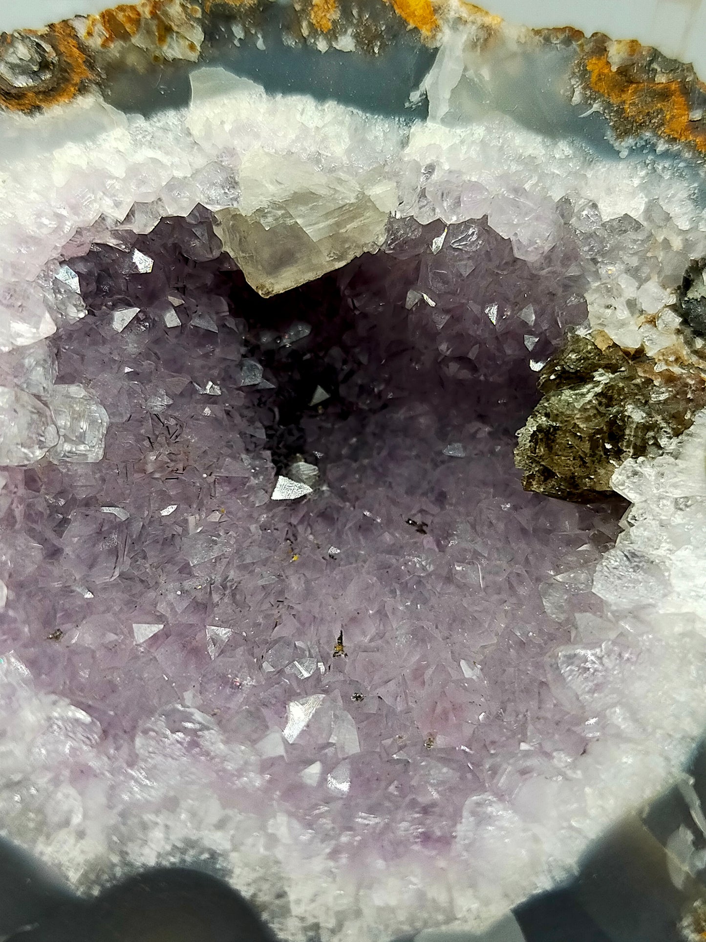 Eindrucksvolle Amethyst Geode Naturkristall mit Calcit-Einschluss