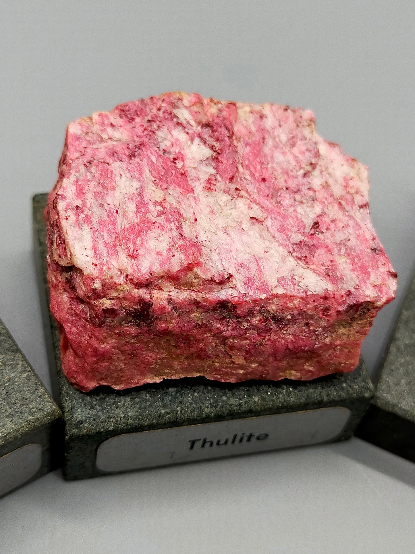 Exklusives Set aus 6 edlen Edelsteinen & Mineralien auf Sockel