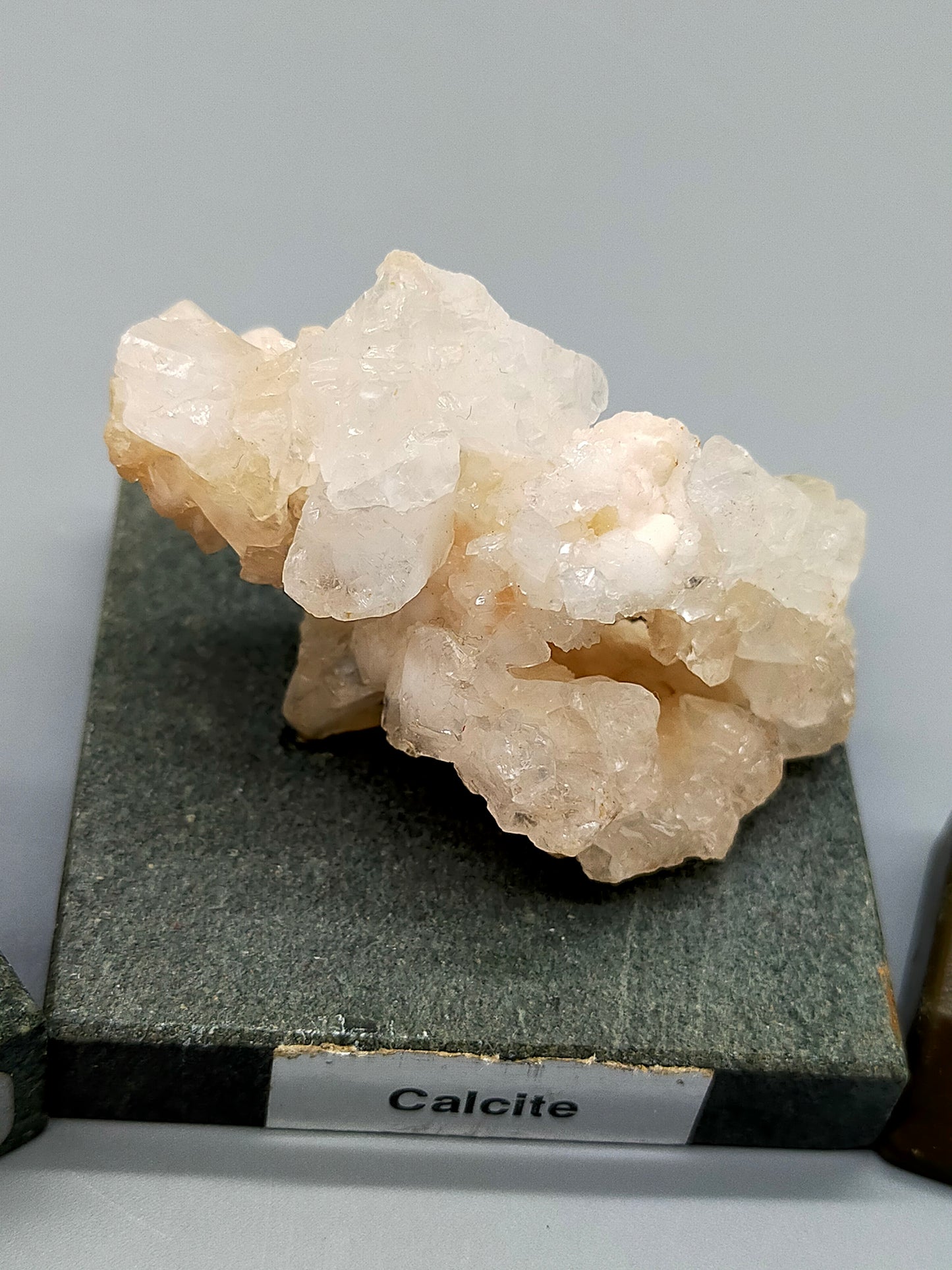 Exklusives Set aus 6 edlen Edelsteinen & Mineralien auf Sockel