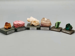 Exklusives Set aus 6 edlen Edelsteinen & Mineralien auf Sockel