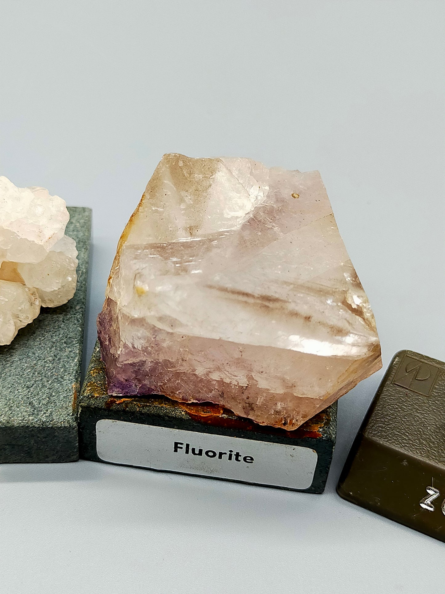 Exklusives Set aus 6 edlen Edelsteinen & Mineralien auf Sockel