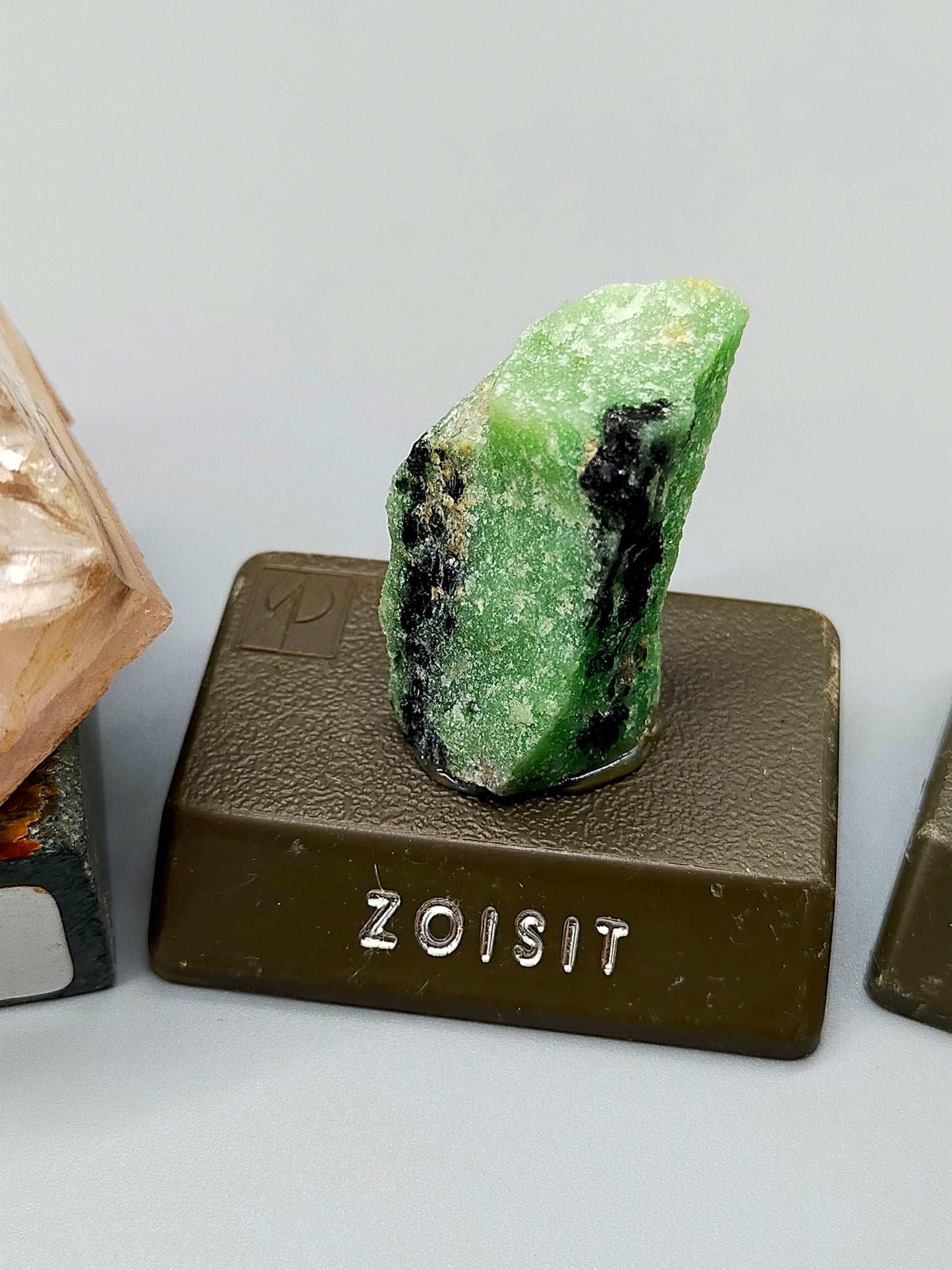 Exklusives Set aus 6 edlen Edelsteinen & Mineralien auf Sockel