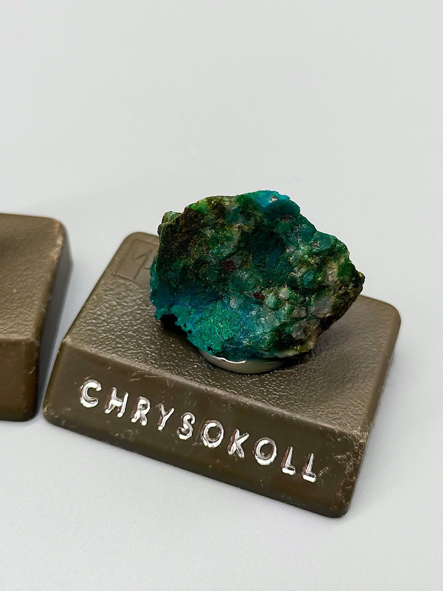 Exklusives Set aus 6 edlen Edelsteinen & Mineralien auf Sockel