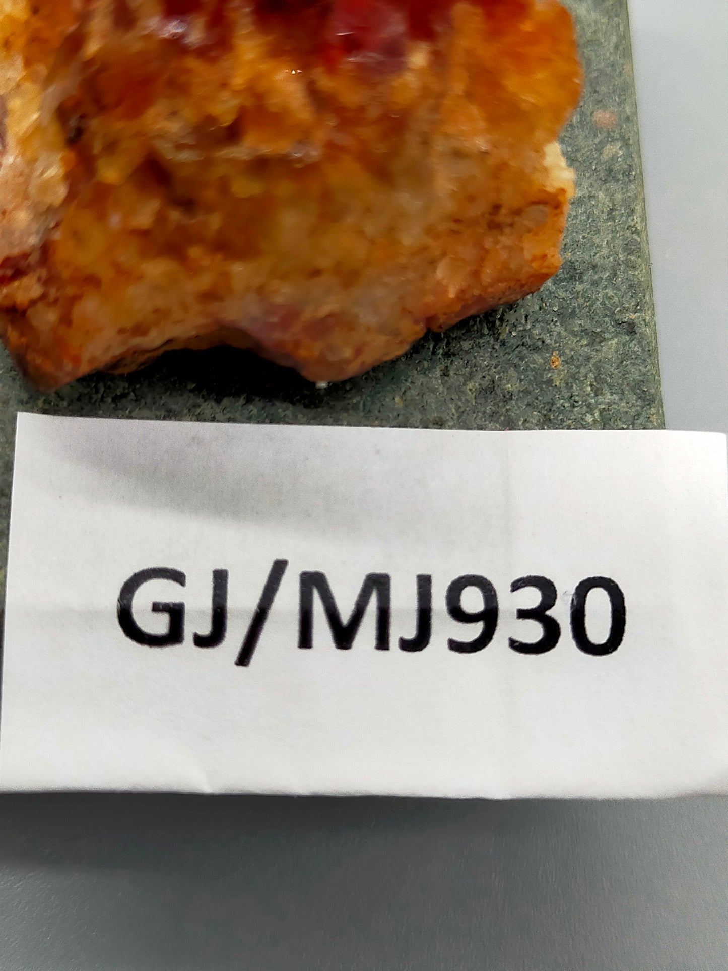 Exklusives Set aus 6 edlen Edelsteinen & Mineralien auf Sockel